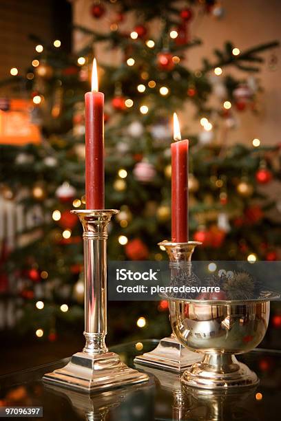 Foto de Velas Com Árvore De Natal Em Fundo e mais fotos de stock de Artigo de decoração - Artigo de decoração, Bola de Árvore de Natal, Calor