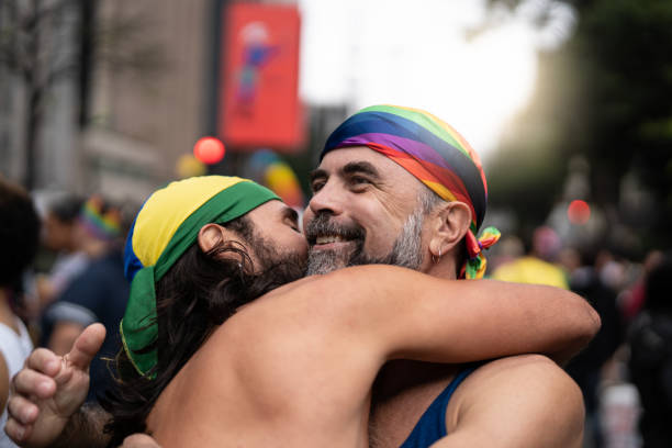 pareja en el momento de afecto en la calle - gay man homosexual men kissing fotografías e imágenes de stock