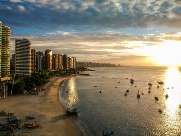 praia do mucuripe ao entardecer. fortaleza, ceará, brasil - pier water tropical climate seascape - fotografias e filmes do acervo