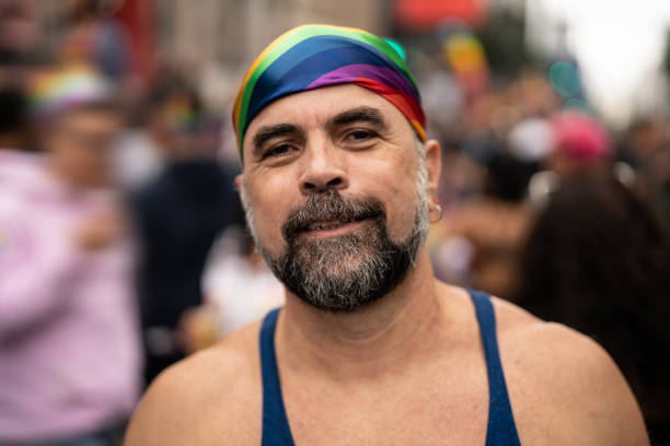 hombre maduro gay en el gay parade - gay pride flag gay pride gay man homosexual fotografías e imágenes de stock