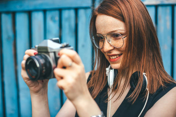 istock Taking photos next to the blue garage 970974202