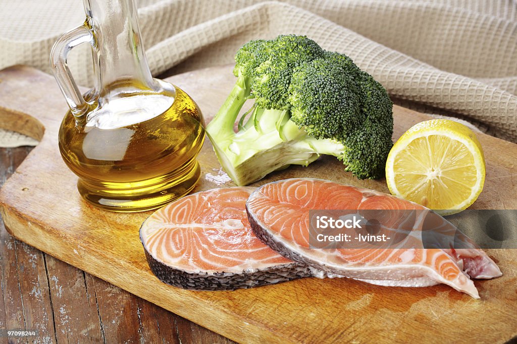 Rohen Lachs steaks mit Zitrone und Brokkoli - Lizenzfrei Natives Olivenöl Extra Stock-Foto