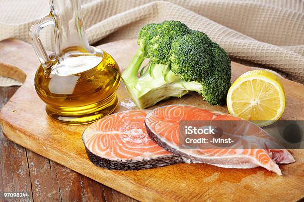 Rohen Lachs Steaks Mit Zitrone Und Brokkoli Stockfoto und mehr Bilder von Natives Olivenöl Extra - Natives Olivenöl Extra, Brokkoli, Farbbild