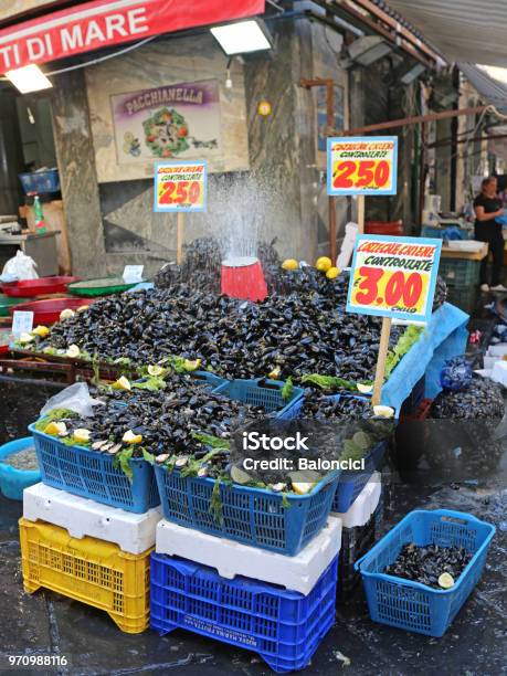 Mercato Porta Nolana Napoli - Fotografie stock e altre immagini di Acqua - Acqua, Ambientazione esterna, Bancarella