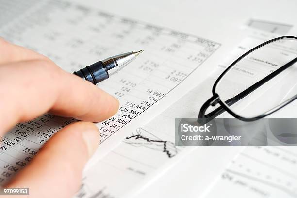 Análise Financeira - Fotografias de stock e mais imagens de Analisar - Analisar, Caneta, Cifras Financeiras