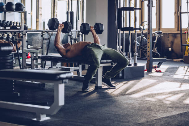 ジムで強い男 - weight bench ストックフォトと画像