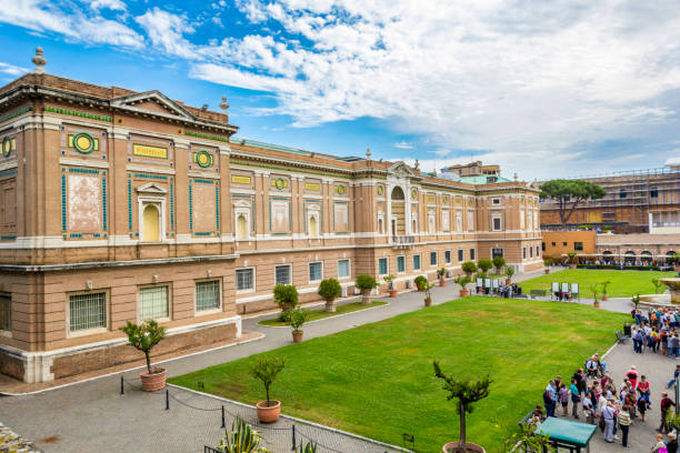 ver en el museo del vaticano con un jardín, roma, italia. - medicine and science travel locations railway transportation fotografías e imágenes de stock