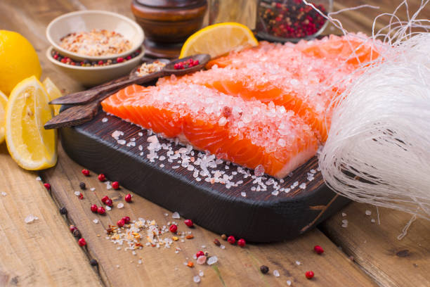 salmon and crystal noodles. preparing thai food. tasty and healthy. seafood. - crystal noodles imagens e fotografias de stock