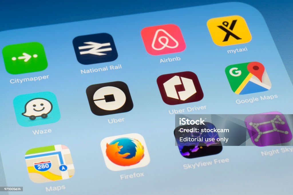 Uber, Uber en coche y otros viajan Apps en pantalla del iPad - Foto de stock de Airbnb libre de derechos