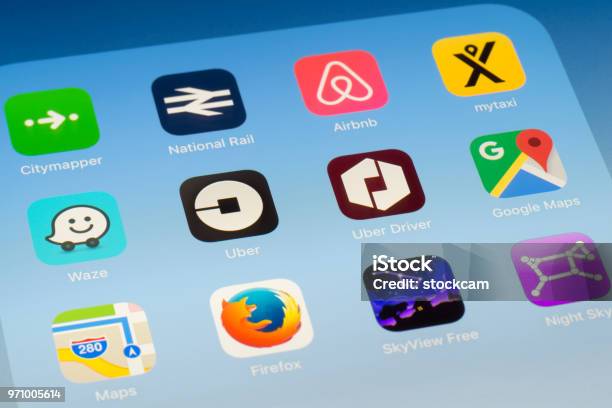 Uber Uber En Coche Y Otros Viajan Apps En Pantalla Del Ipad Foto de stock y más banco de imágenes de Airbnb