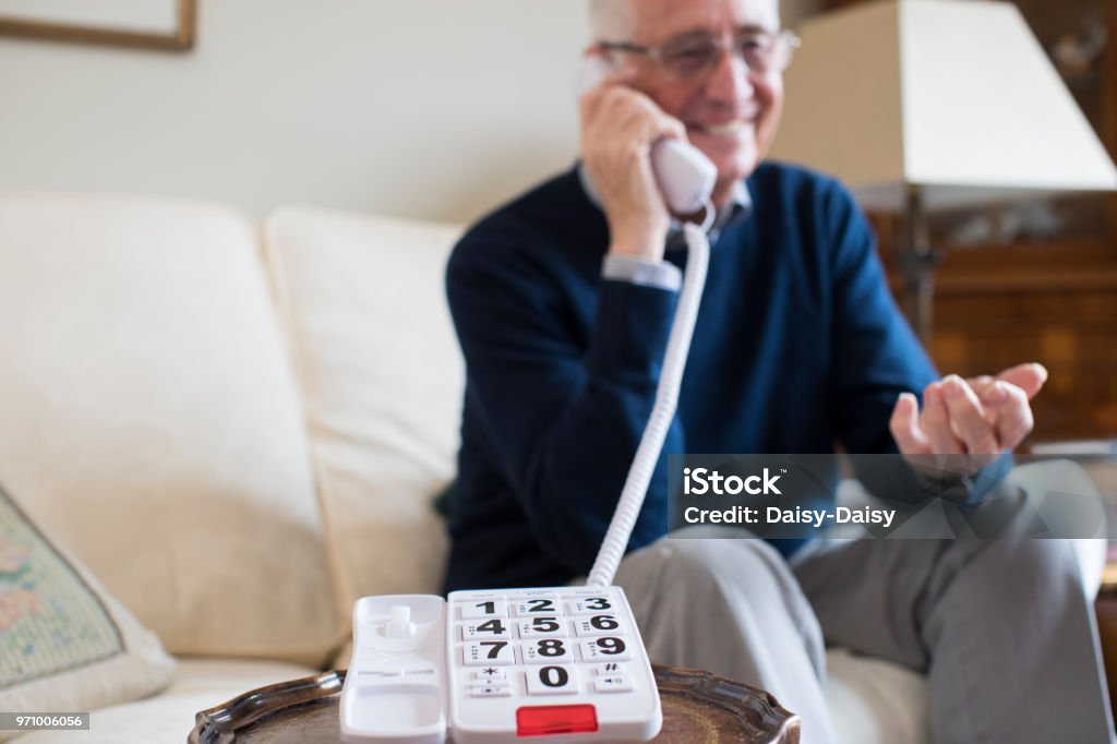 Senior woman über Telefon mit übergroßen Tastatur zu Hause - Lizenzfrei Alter Erwachsener Stock-Foto