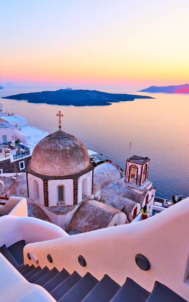 blick auf thira stadt bei sonnenuntergang - travel locations cyclades islands santorini vertical stock-fotos und bilder