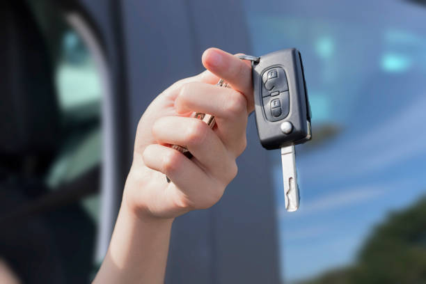 llave de mano d’una de coche fr - truck key photos et images de collection