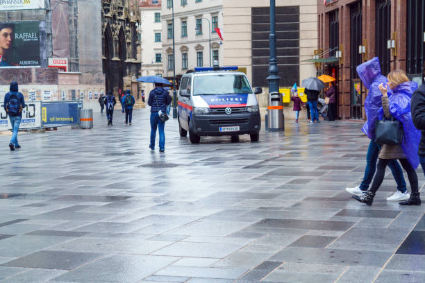polizei-auto vorne am stefanplatz, wien, österreich - wiener graben stock-fotos und bilder