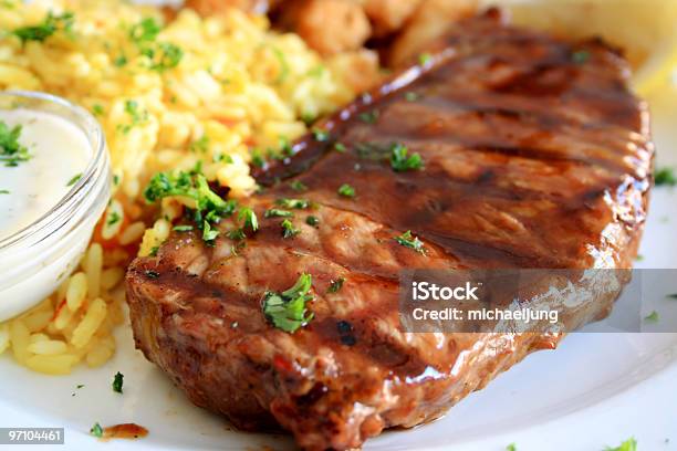 Bistec Foto de stock y más banco de imágenes de Alimento - Alimento, Arroz - Comida básica, Barbacoa - Comida