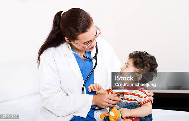 Foto de Pediatra E Paciente e mais fotos de stock de Adulto - Adulto, Ala - Hospital, Bebê