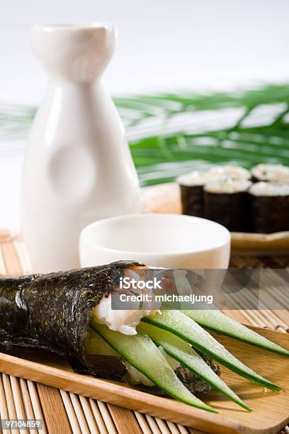 Rotolo Di Sushi - Fotografie stock e altre immagini di Alimentazione sana - Alimentazione sana, Assaggiare, Bambù - Materiale