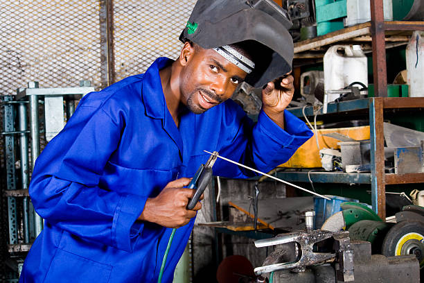 afroamerikanische männliche schweißer, schweißen ausstattung - welder manual worker african descent steel worker stock-fotos und bilder