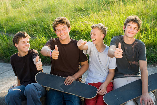 groupe d'adolescents garçons - hand sign human hand ok sign grass photos et images de collection