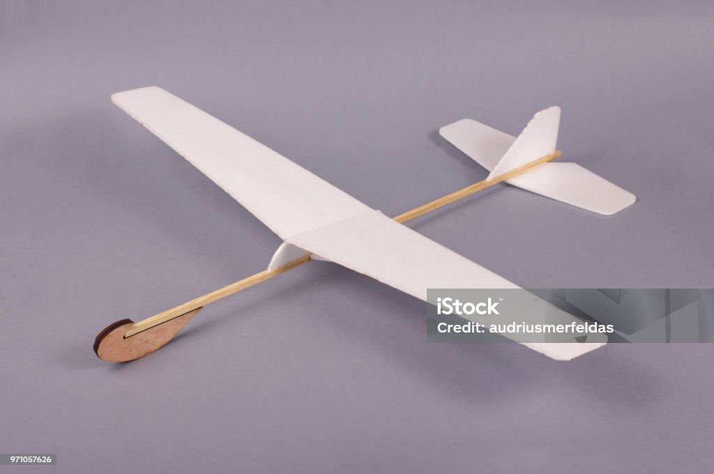 เครื่องบินบอร์ดโฟม Diy แยกบนพื้นหลังสีเทา ภาพสต็อก - ดาวน์โหลดรูปภาพตอนนี้  - การถ่ายภาพ - ภาพ, การบิน - กิจกรรมที่มีการเคลื่อนไหว, ของเล่น - Istock