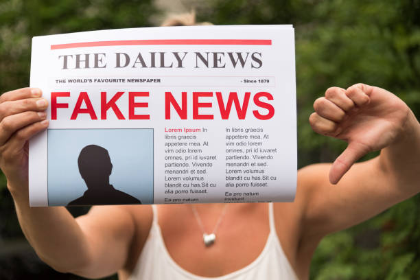 noticias falsas - newspaper the media rolled up print media fotografías e imágenes de stock