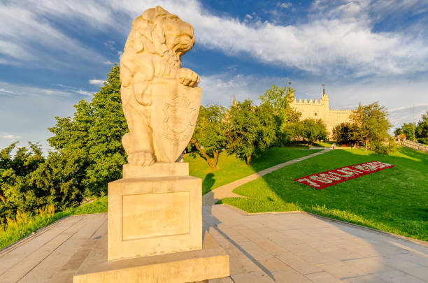 statue of a lion, memorial to relationship with the city of lwow, royal castle in lublin, poland. - malopolskie province imagens e fotografias de stock