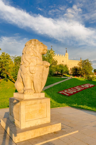 statue of a lion, memorial to relationship with the city of lwow, royal castle in lublin, poland. - malopolskie province imagens e fotografias de stock