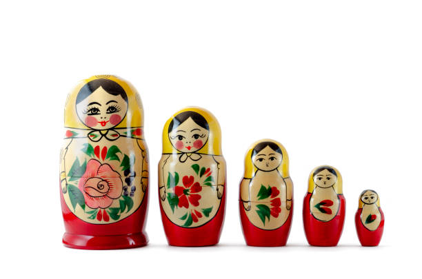 russian matryoshka dolls in different sizes - russian nesting doll fotos imagens e fotografias de stock