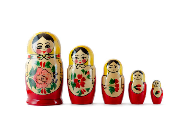 русские матрешки разных размеров - russian nesting doll фотографии стоковые фото и изображения