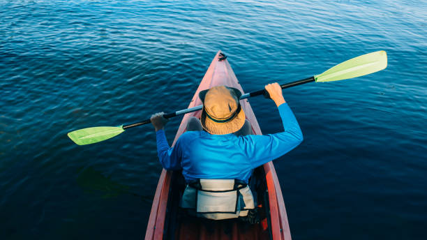 uomo kayak su un lago incontaminato, vista dall'alto - men sitting canoe canoeing foto e immagini stock