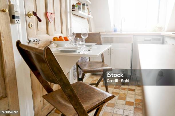 Listo Para La Cena Para Dos Foto de stock y más banco de imágenes de Pequeño - Pequeño, Cocina - Estructura de edificio, Piso - Residencia