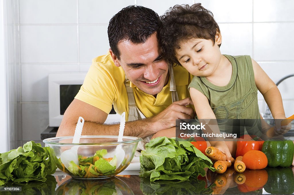 Feliz Padre e hijo en la cocina - Foto de stock de Adulto libre de derechos