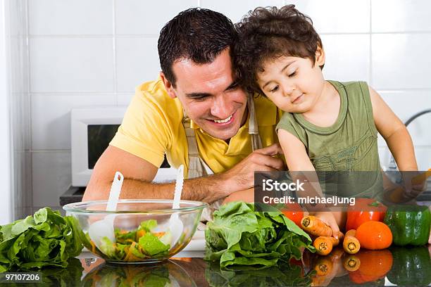 Feliz Padre E Hijo En La Cocina Foto de stock y más banco de imágenes de Adulto - Adulto, Alegre, Alimento