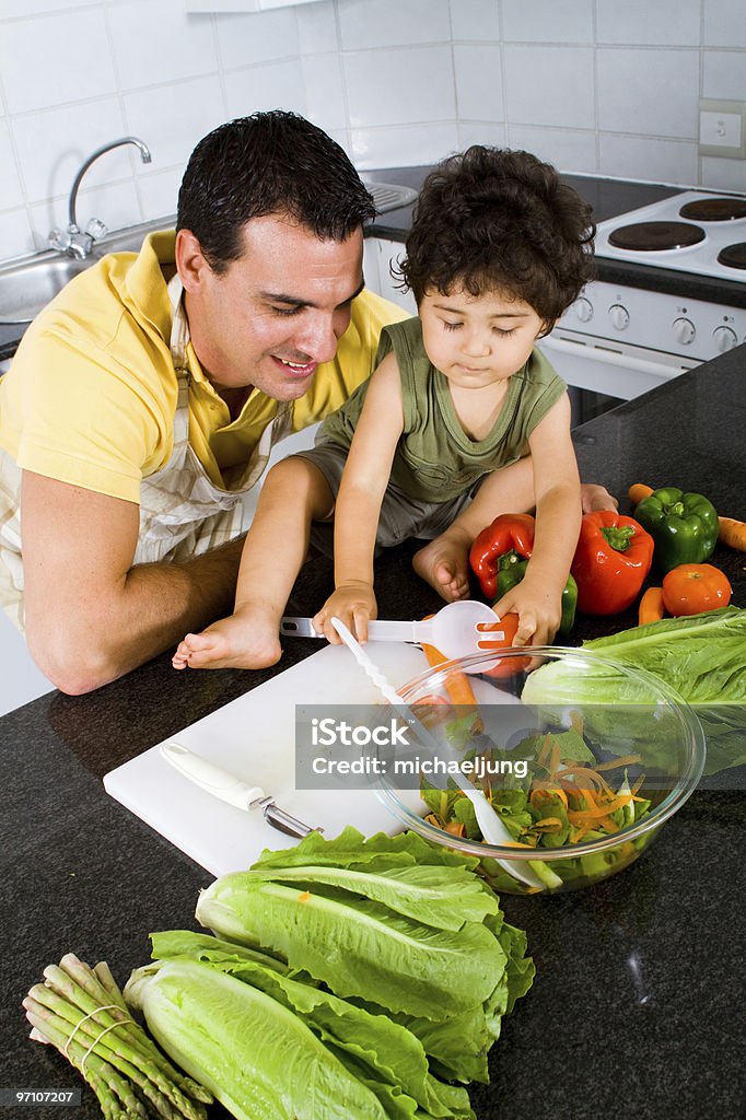 Pai e filho de cozimento na cozinha - Royalty-free Adulto Foto de stock