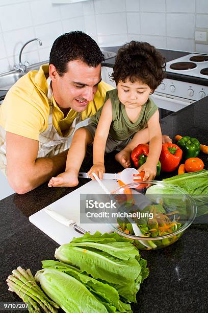 Pai E Filho De Cozimento Na Cozinha - Fotografias de stock e mais imagens de Adulto - Adulto, Alface, Alimentação Saudável