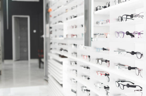 regal mit brille im shop - optometrie stock-fotos und bilder