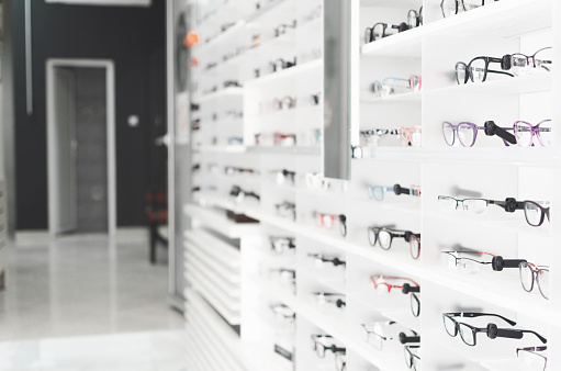 estante con gafas en la tienda photo