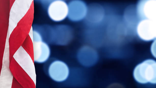 bandiera americana con sfondo luci bokeh blu - politics patriotism flag american culture foto e immagini stock