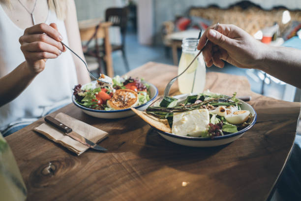 compartilhamento de alimentos - silverware lunch table salad - fotografias e filmes do acervo