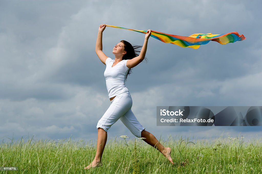 Freiheit und Spaß-glückliche junge Frau läuft über Wiese - Lizenzfrei Biegung Stock-Foto