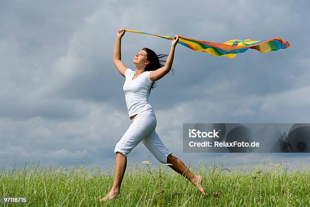 Photo libre de droit de Liberté Et De Plaisir Heureux Jeune Femme Course Sur Prairie banque d'images et plus d'images libres de droit de Cadrage en pied