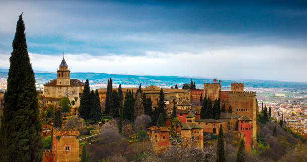 alhambra - antiga fortaleza árabe, granada, andaluzia, espanha. - partal - fotografias e filmes do acervo