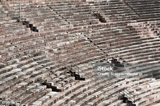 Antikes Amphitheater In Italien Stockfoto und mehr Bilder von Sitz - Sitz, Amphitheater, Antiker Gegenstand