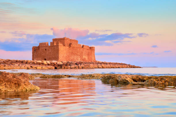 castillo del puerto de pafos en pathos, chipre, en una puesta de sol - paphos fotografías e imágenes de stock