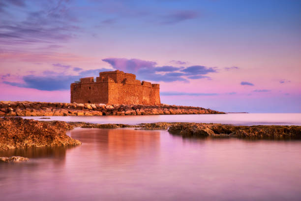 castillo del puerto de pafos en pathos, chipre, en una puesta de sol - paphos fotografías e imágenes de stock