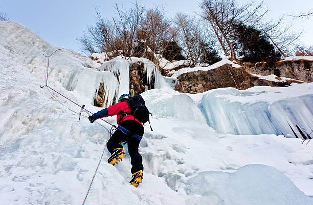 escalador de hielo - cascada de hielo fotografías e imágenes de stock