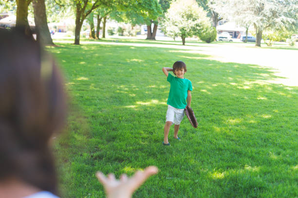 mama und ihre jungen spielen fangen im park - baseball mit audio stock-fotos und bilder