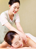 junge-asiatische-masseurin-kundin-massage-verleiht.jpg?b=1&s=170x170&k=20&c=EQZ1BhlhK0OGcvVXpxqqcHk1Y2ApAg-pAd9JxRFufDs=