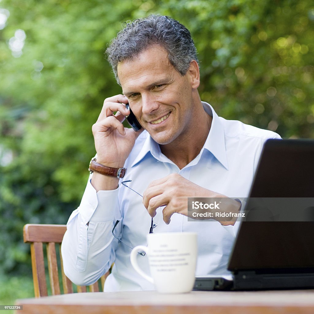 Biznesmen na telefon komórkowy na zewnątrz - Zbiór zdjęć royalty-free (50-59 lat)