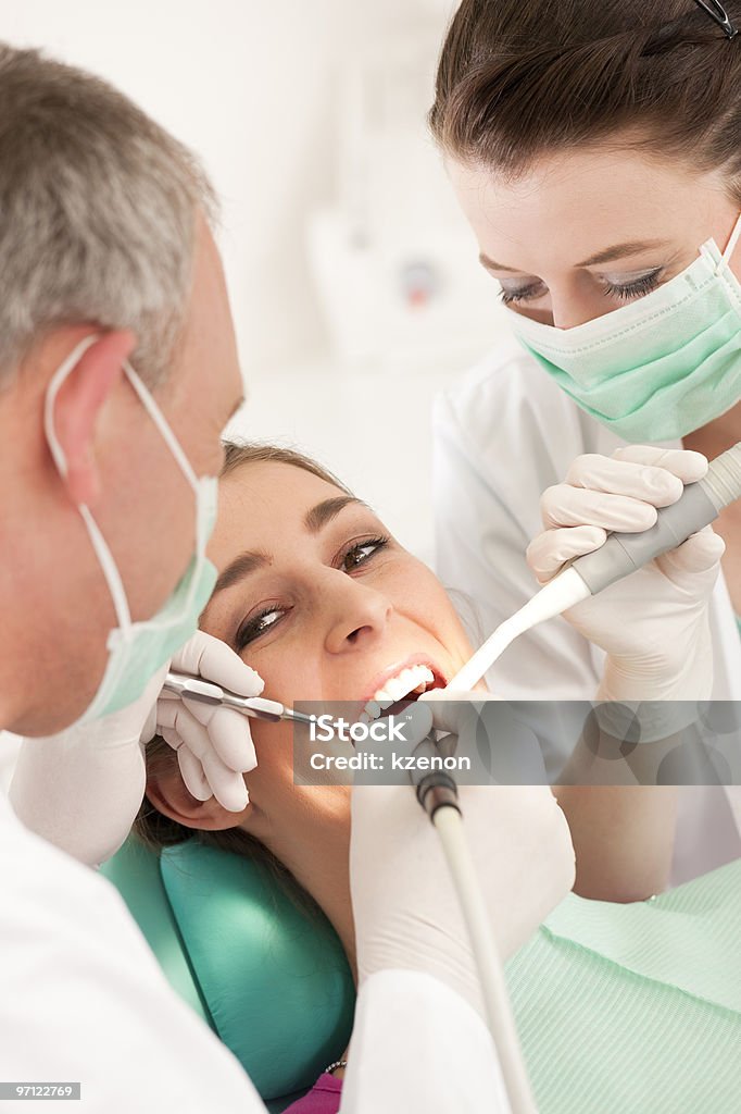 Paciente con tratamiento dental dentista - - Foto de stock de Adulto libre de derechos